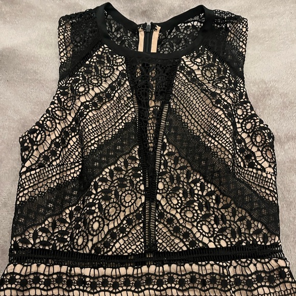 Bloomingdale’s Black and Beige Lace Dress - Picture 2 of 3